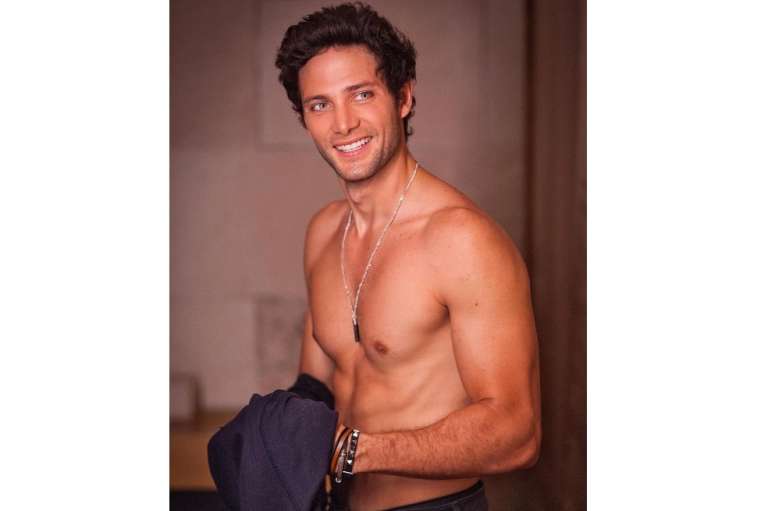 El actor venezolano tiene 34 años, y es recordado, entre otras cosas, por haber sido novio de la cantante Melody, intérprete de El baile del gorila. En su cuenta de Instagram tiene 1,4 millones de seguidores, y allí publica sexis fotografías que dejan con la boca abierta a más de una.