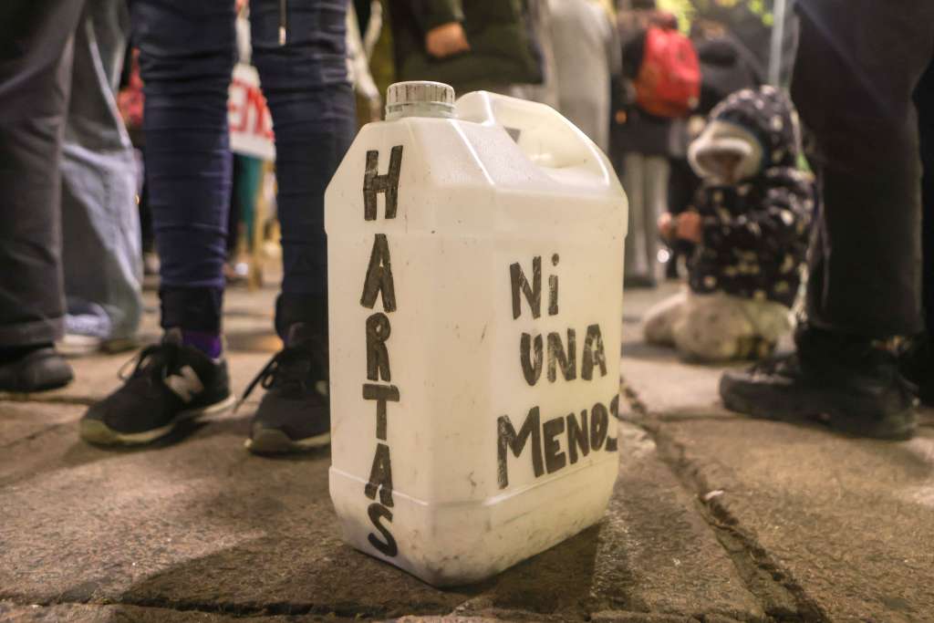 AME1569. MONTEVIDEO (URUGUAY), 03/06/2024.- Fotografía de un tanque con la frase "Hartas. Ni una menos", este lunes durante una marcha en la Avenida 18 de Julio, en Montevideo (Uruguay). Decenas de mujeres se congregaron este lunes en la Avenida 18 de Julio, la calle principal de Montevideo para exigir el fin de la violencia de género bajo el lema 'Ni una menos, hasta que paren de matarnos'. EFE/ Gastón Britos