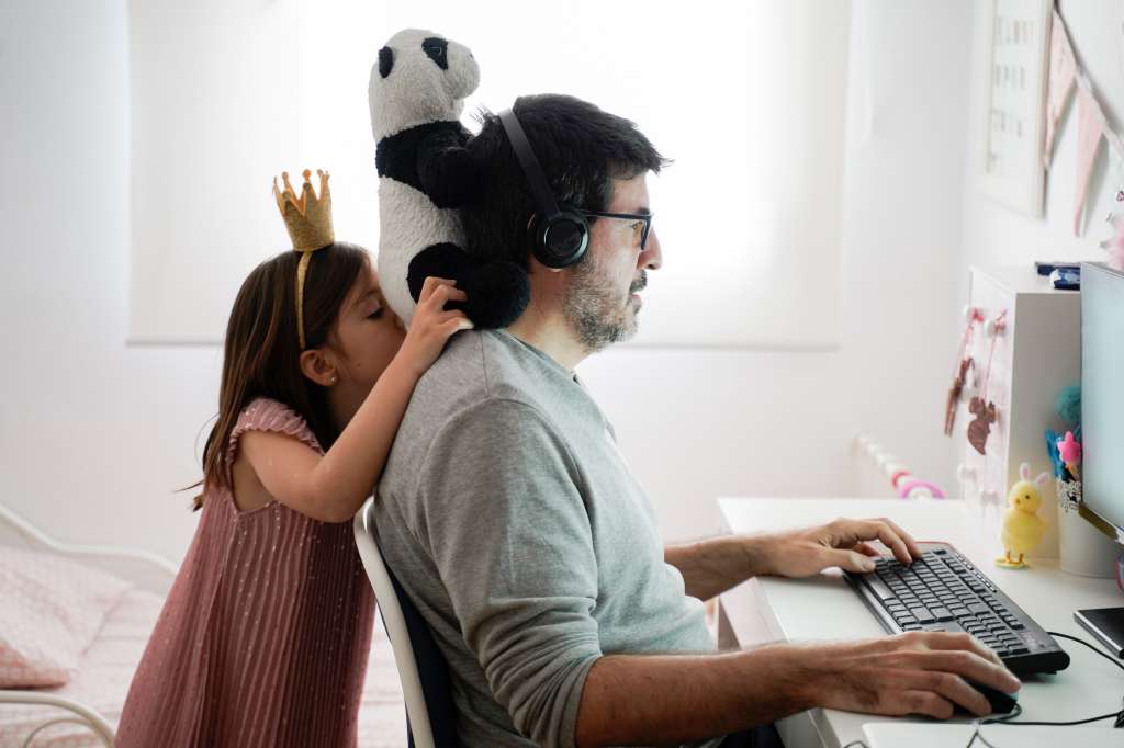 En medio del teletrabajo los padres deben sacar tiempo para estar con sus hijos.