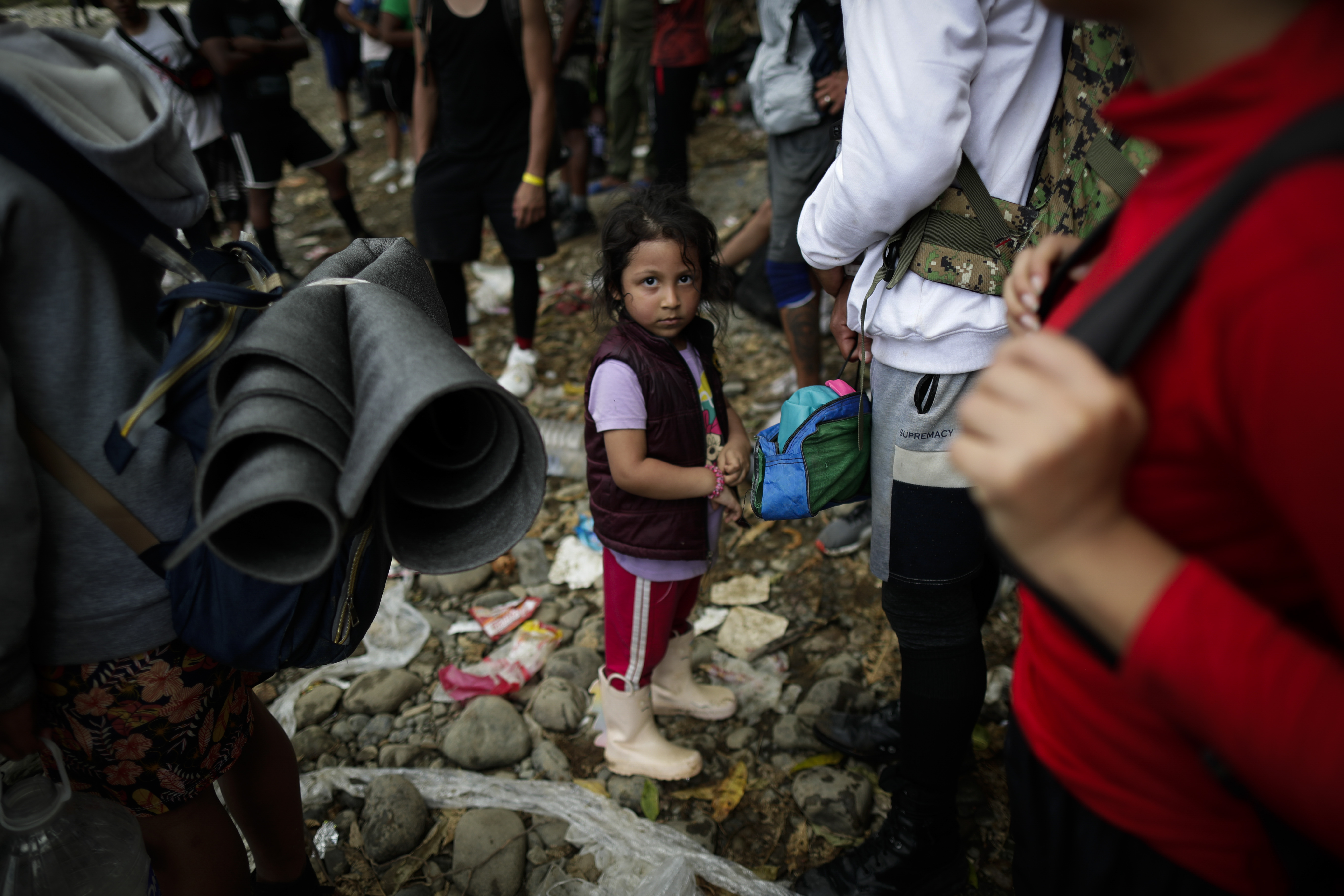 -FOTOGALERÍA- AME4250. BAJO CHIQUITO (PANAMÁ), 21/03/2023.- Una niña migrante espera en grupo para ser trasladada en canoa desde la Quebrada León hasta a la comunidad de Bajo Chiquito, el 10 de marzo de 2023, en Darién (Panamá). "Guerreros", repiten las madres, hijos guerreros que han aguantado largas caminatas, hambre, sed, el calor, picaduras de insectos, superar ríos y cerros, para sobrevivir a la selva del Darién en su ruta hacia Estados Unidos. Recién salidos de esta selva que hace de frontera natural entre Colombia y Panamá, los migrantes llegan hasta la conocida como Quebrada del León, donde les esperan unas piraguas de indígenas que los descenderán por el casi seco río Tuquesa hasta Bajo Chiquito, una pequeña población emberá donde podrán al fin reposar tranquilos. EFE/ Bienvenido Velasco