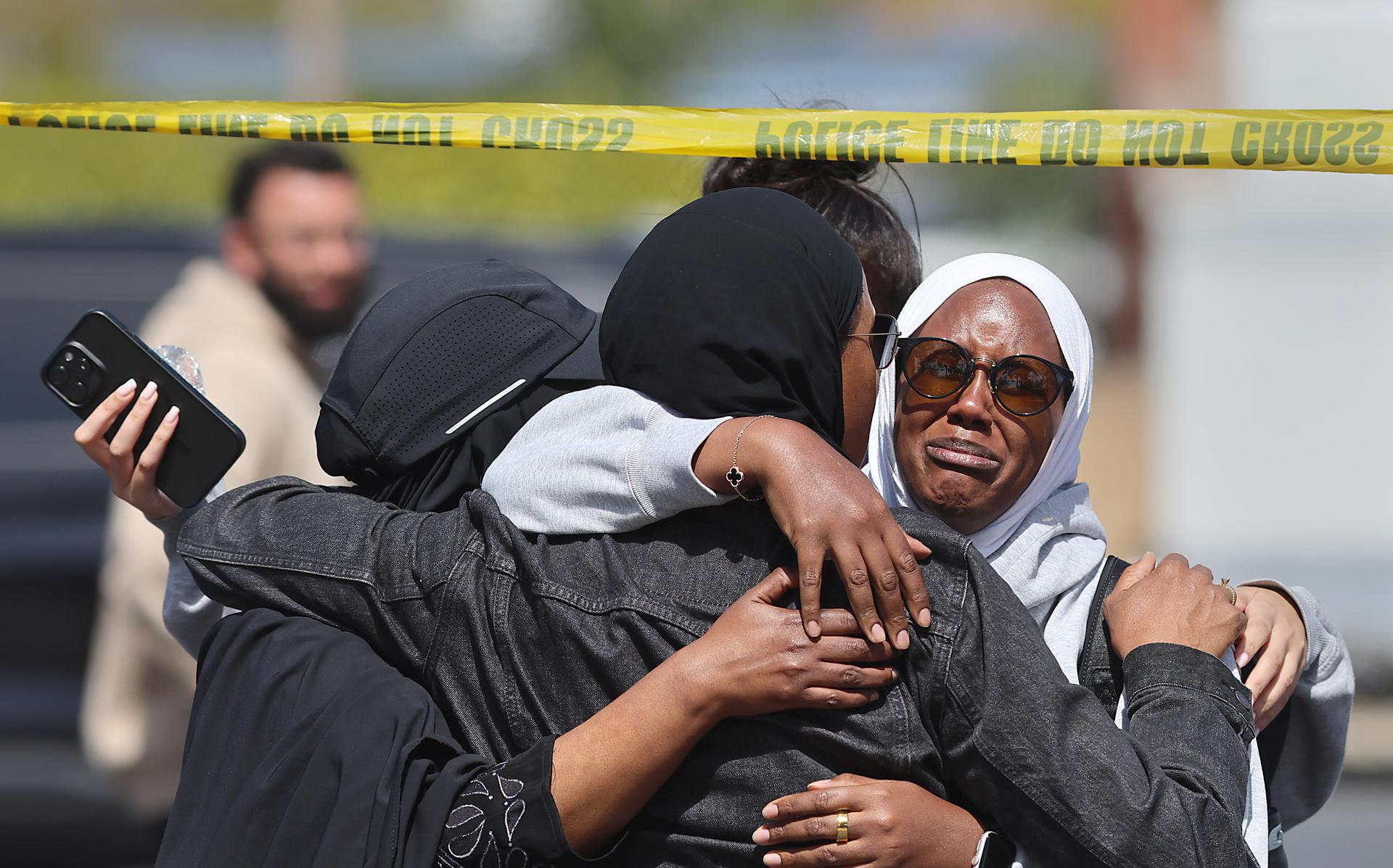 San Diego (United States), 19/05/2026.- Members of the muslim community in San Diego react after learning news about a shooting incident at their house of worship in San Diego, California, USA, 18 May 2026. Police agencies from across San Diego County responded to an active shooter incident at the Islamic Center of San Diego in the Clairemont neighborhood. Three people were killed, including a security guard. EFE/EPA/JOHN GASTALDO
