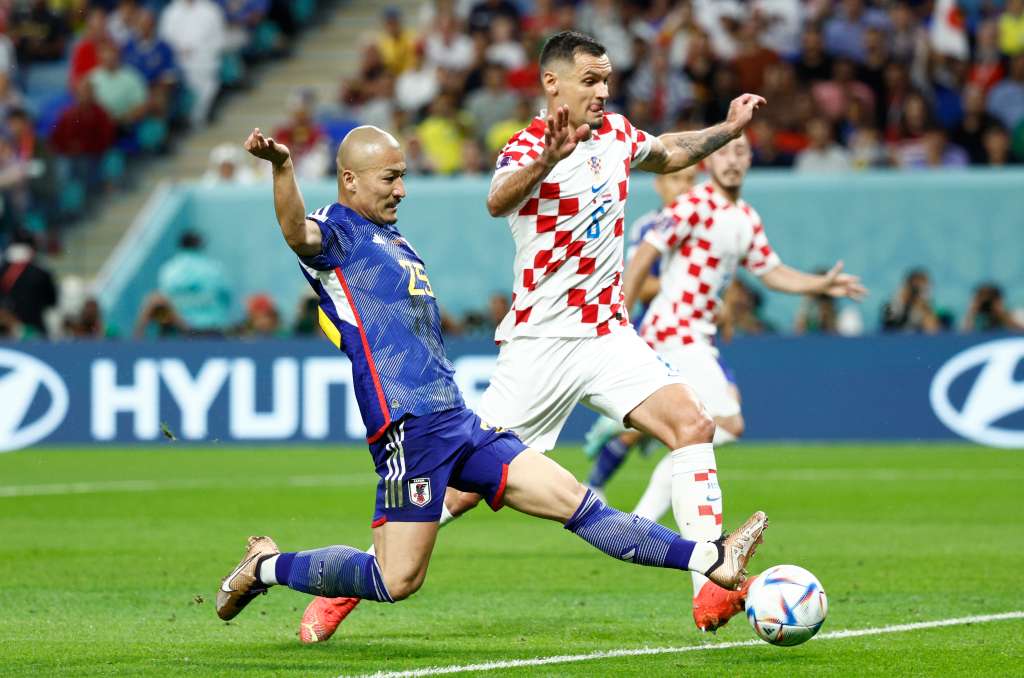 . AL WAKRAH (CATAR), 05/12/2022.- Daizen Maeda (i) de Japón disputa un balón con Dejan Lovren de Croacia hoy, en un partido de los octavos de final del Mundial de Fútbol Qatar 2022 entre Japón y Croacia en el estadio Al Janoub en Al Wakrah (Catar). EFE/Rodrigo Jiménez