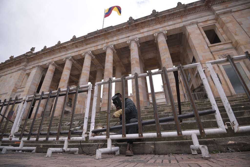Instalación de rejas a las afueras del Congreso.