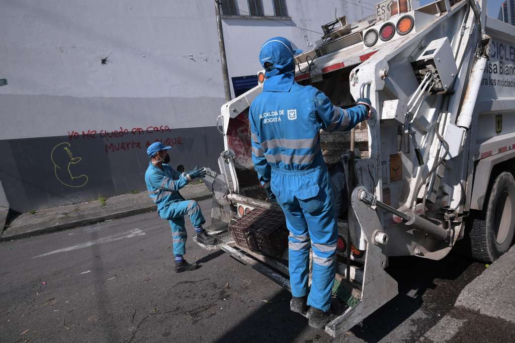 Recolectores de basura y barrenderos de esta empresa, encargada del esquema de aseo de Bogotá durante la pandemia del coronavirus.