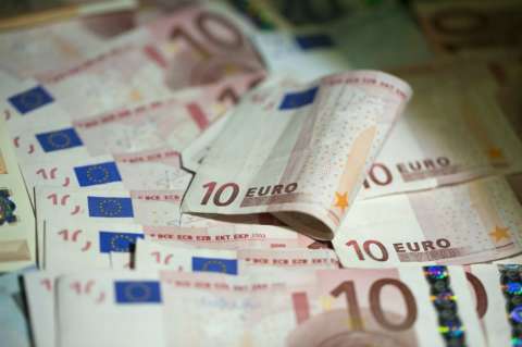 Euro se hunde a un mínimo en 12 años lastrado por la política del BCE