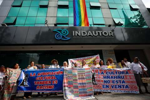 Indígenas mexicanas exigen disculpas públicas por “apropiación indebida” de artesanías
