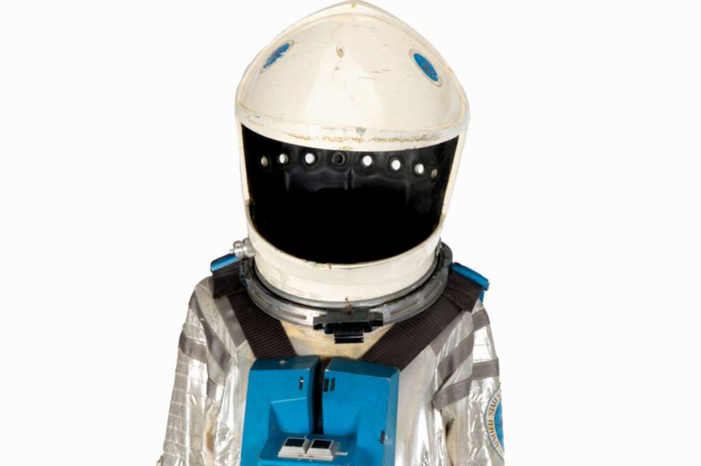 El traje es particularmente buscado por su uso en una de las escenas más icónicas de la película "2001: Odisea del espacio": cuando Bowman destruye HAL 9000, una computadora sensible que mata a los astronautas a bordo para mantener su misión programada.