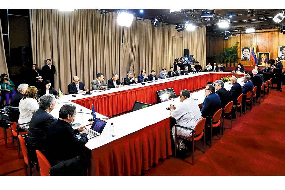 El histórico encuentro entre el gobierno venezolano y la oposición, que podría generar un diálogo para solucionar la crisis del país. / AFP