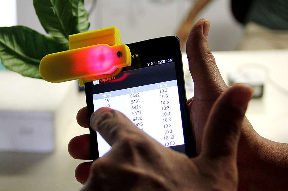 Está diseñado para ocupar solo el 6 % del área del celular, y pesa solo 35 gramos, características que lo hacen más cómodo. / Agencia de Noticias UN