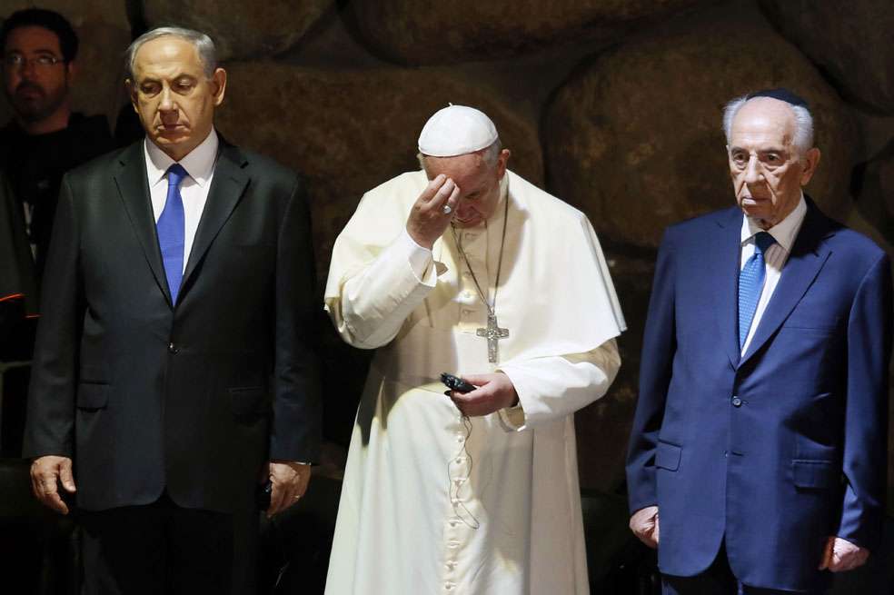 Benjamin Netanyahu (i), el papa Francisco (c) y Shimon Peres (d) durante una visita al Museo del Holocausto. / AFP
