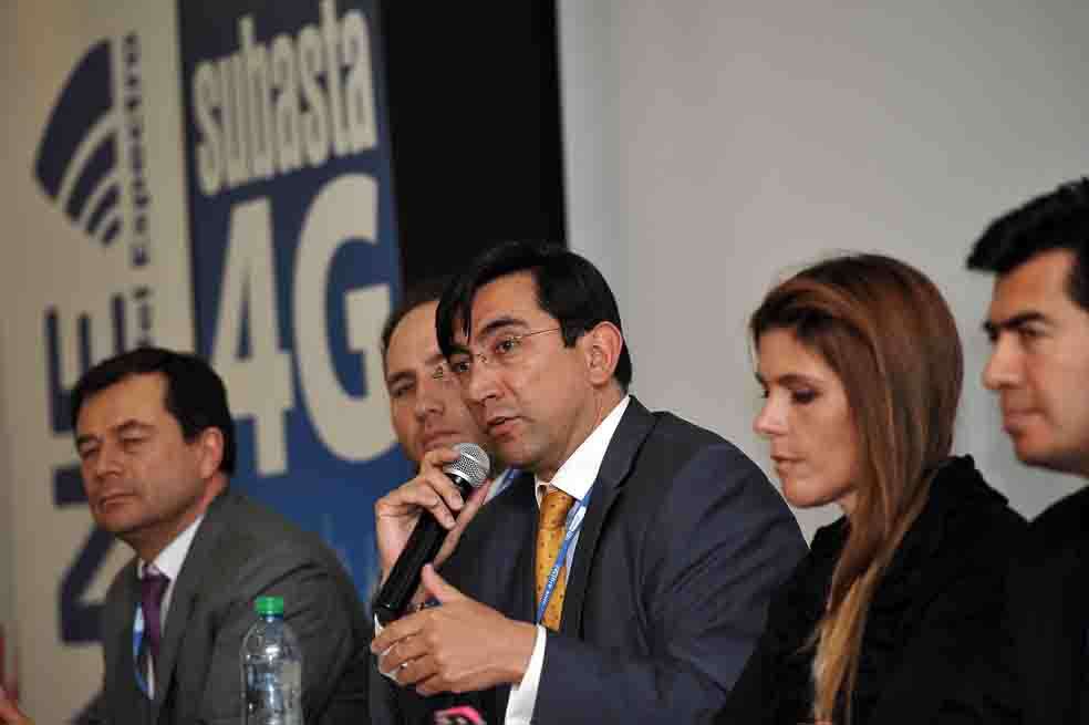 El ministro de las TIC, Diego Molano (centro), anunció a los ganadores de la subasta. / Óscar Pérez