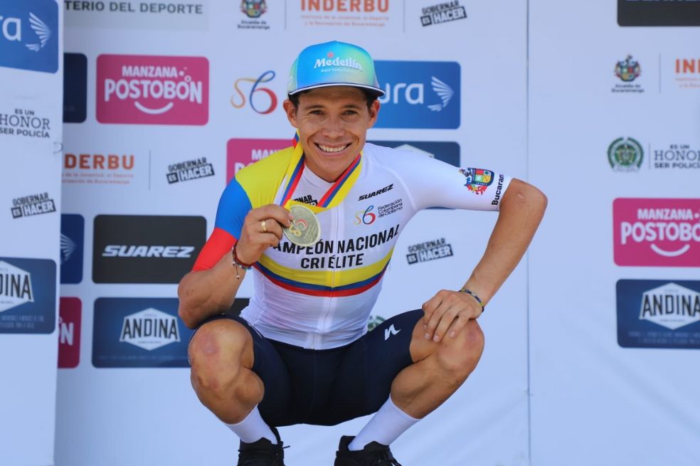 'Supermán' López con la medalla de oro que lo certifica como campeón de la contrarreloj individual en los Nacionales de ruta.