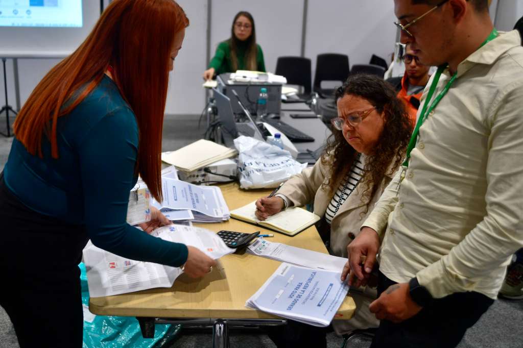 Escrutinio y conteo de votos realizado en Corferias luego de finalizar la jornada de elecciones legislativas para elegir a los miembros del Congreso de la República (Senado y Cámara de Representantes) para el periodo 2026-2030.