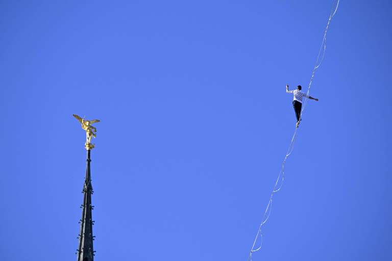 El equilibrista francés Nathan Paulin camina sobre una cuerda floja en la bahía de Le Mont Saint-Michel, en el noroeste de Francia, durante su intento de récord mundial de distancia