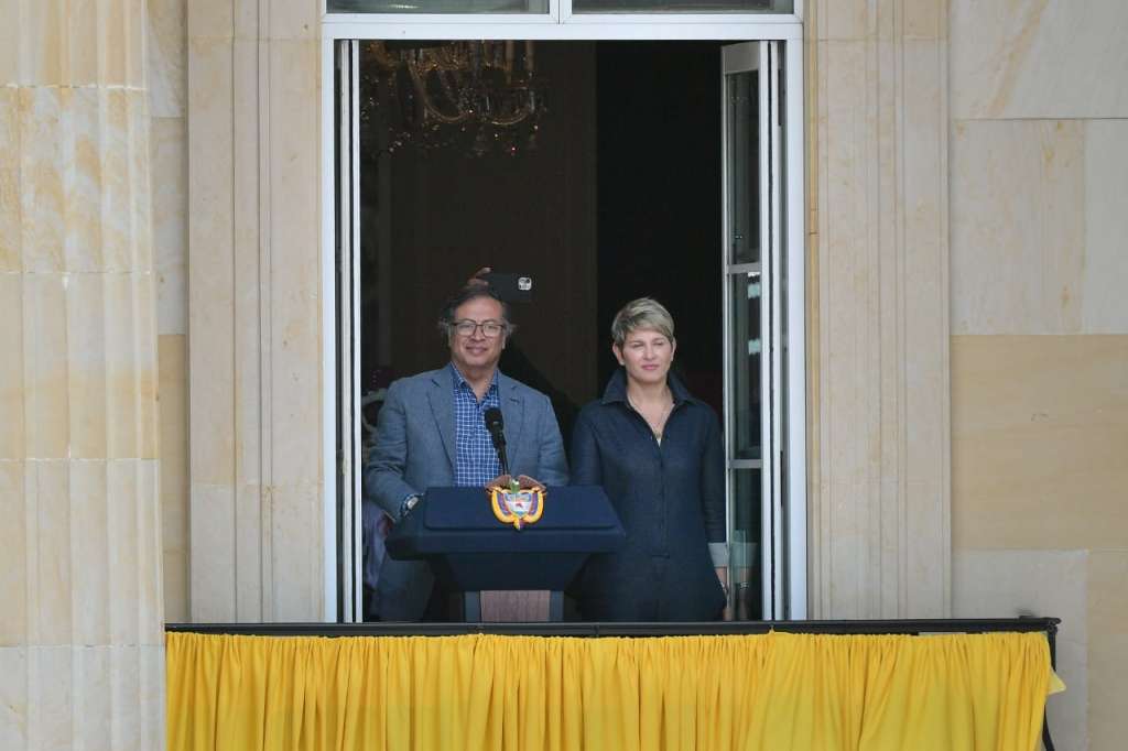 Gustavo Petro, presidente de Colombia, y Verónica Alcocer, primera dama, en el balcón de la Casa de Nariño, el 1 de mayo de 2023.