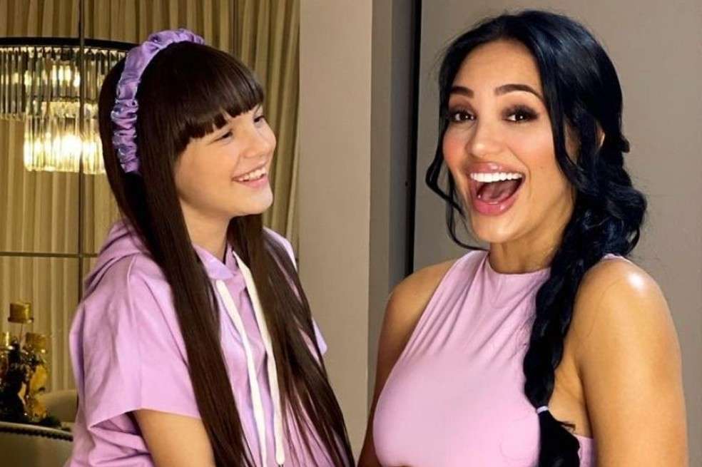 En redes sociales aseguran que Isabella quedó igualita a su mamá, Andrea Valdiri.