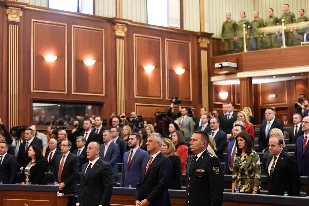 Primer ministro de Kosovo, Ramush Haradinaj (L) y el Comandante de las KSF, Lt. Gen. Rrahman Rama (R) durante la sesión que debatía la configuración de un ejército en el país. / AFP