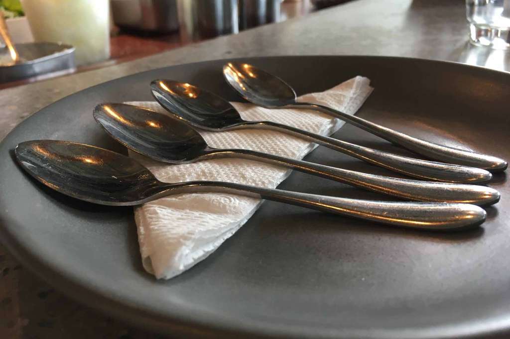 Restaurantes, sector gastronómico, cucharas en bandeja
