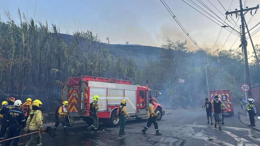 Los organismos de socorro trabajaron durante varias horas para controlar las llamas y evitar que alcanzara viviendas y el monumento de Cristo Rey.