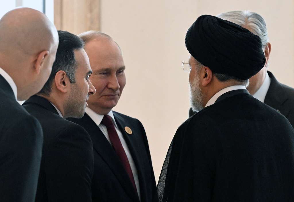 Ashgabat (Turkmenistan), 28/06/2022.- Russian President Vladimir Putin (C), listens to Iranian President Ebrahim Raisi (R), during a family photo session during the 6th Caspian Summit in Ashgabat, Turkmenistan, 29 June 2022. President of Azerbaijan Ilham Aliyev, President of Iran Ebrahim Raisi, Russian President Vladimir Putin, and President of Kazakhstan Kassym-Jomart Tokayev, are taking part in the summit at the invitation of Turkmen leader Serdar Berdimuhamedov. One of the main issues of the 6th Caspian Summit is the organization of a transport corridor through the Caspian Sea. The Trans-Caspian route is the most optimal and fastest, and capable of becoming very active in terms of Russian exports to India, Pakistan, Indonesia, Malaysia, and also the Persian Gulf states. In the opposite direction, it will work for Russia to receive various imported goods. (Azerbaiyán, Kazajstán, Malasia, Rusia) EFE/EPA/GRIGORY SYSOYEV / POOL MANDATORY CREDIT