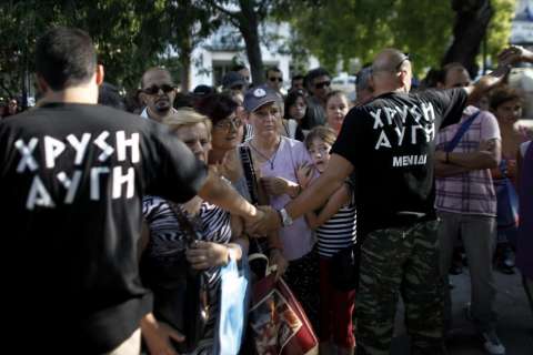 Comida gratis en Grecia pero a cambio de adoctrinamiento neonazi