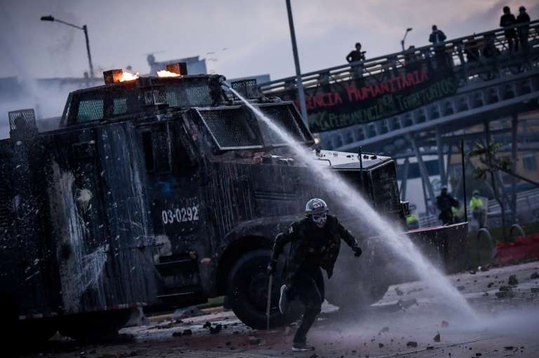 Dos tanquetas del Esmad, que arremetieron varias veces contra los manifestantes, hicieron presencia en el sitio
