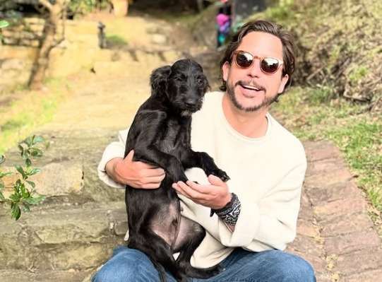 Alejandro Riaño adoptó a Barbas, perrito que era usado como carnada para tiburones