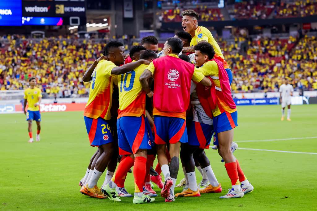 Glendale (United States), 06/07/2024.- Colombia teammates surround Miguel Borja (Not Pictured) after he made the 5-0 goal on a penalty kick against Panama during the CONMEBOL Copa America 2024 Quarter-finals match between Colombia and Panama, in Glendale, Arizona, USA, 06 July 2024. EFE/EPA/JOHN G. MABANGLO
