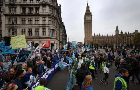 Miles de personas protestan en Londres pidiendo agua más limpia