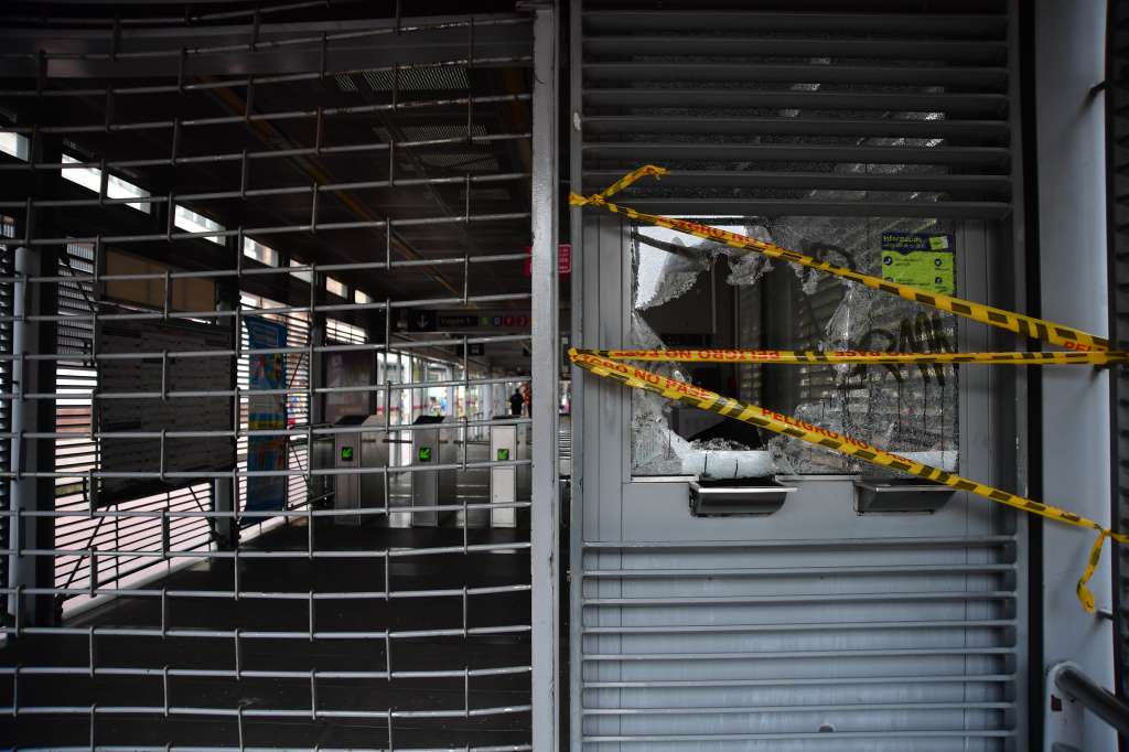 Letreros de falsos positivos "6402" en el centro de Bogotá, después de las protestas generadas por el Paro Nacional.