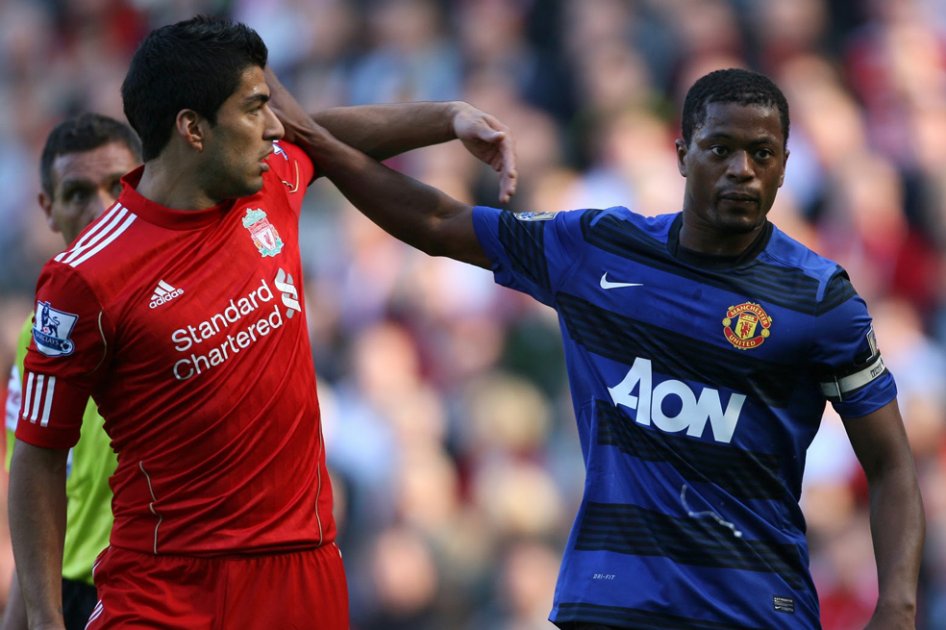Luis Suárez y Patrice Evra en la discusión que terminó con la sanción de la FA al uruguayo. Foto: AFP