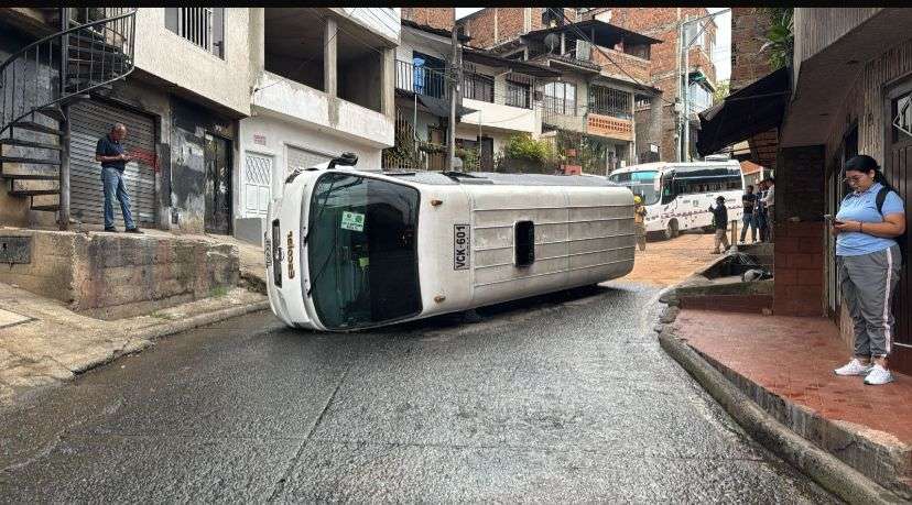 Tres menores de edad resultaron lesionados tras el volcamiento de un bus escolar en el sector de Alto Meléndez, Cali.