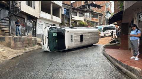 Bus escolar se volcó en el barrio Altos de Meléndez, Cali, y dejó tres menores heridos