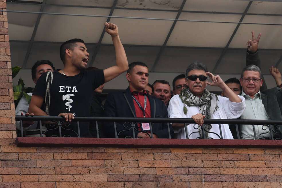 Durante la llegada de 'Jesús Santrich' a la sede del partido FARC, un simpatizante de la bancada usaba una camiseta con el símbolo del grupo terrorista ETA. La embajada española rechazó dicha expresión. / Gustavo Torrijos - El Espectador