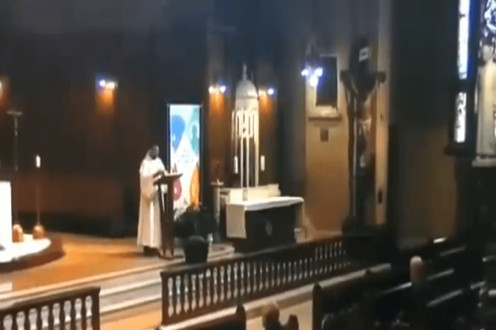 El sacerdote se recuperó lo suficiente como para ponerse de pie. / Captura de video de @@PhilanthropistI