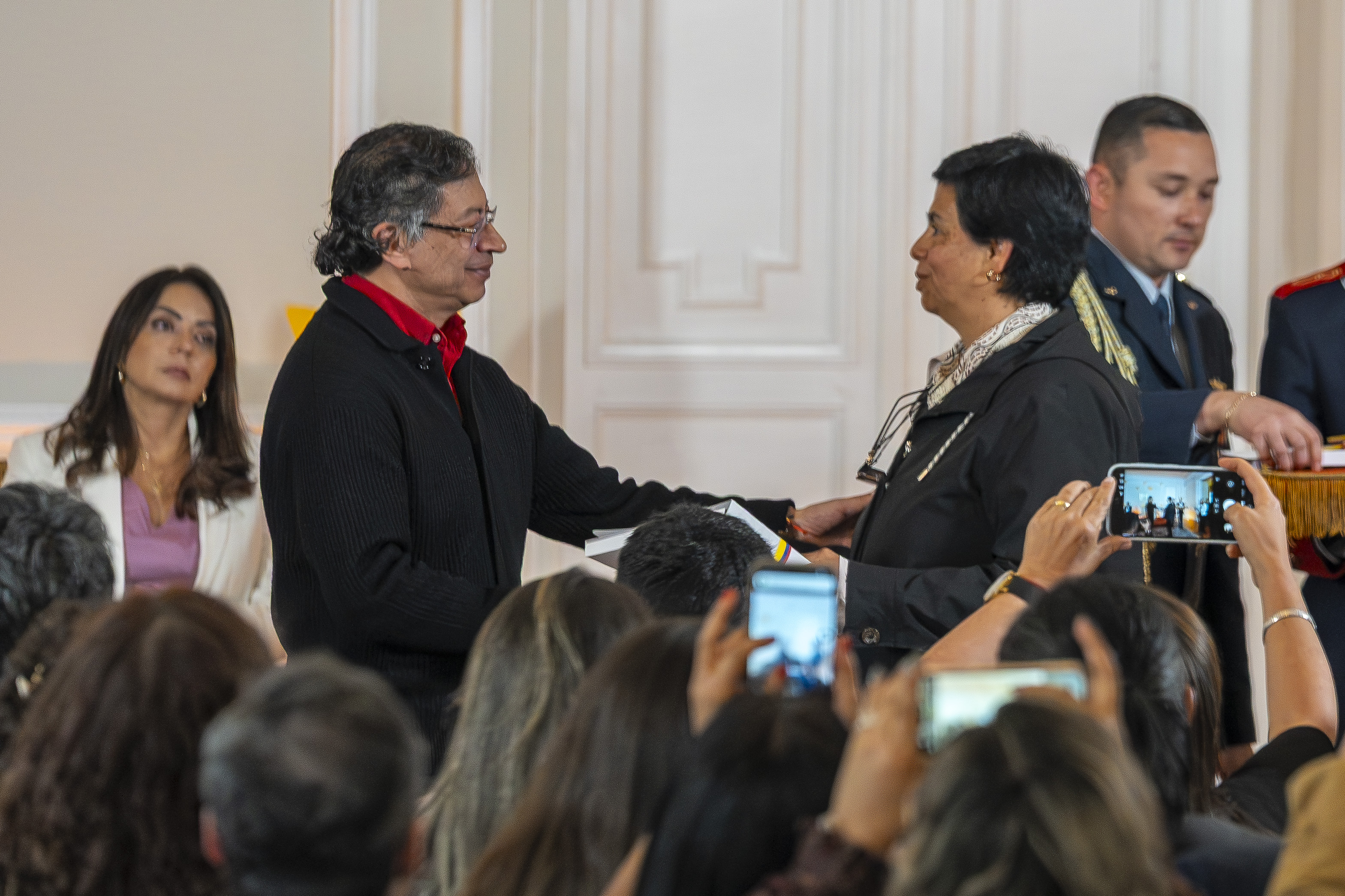 Presidente Gustavo Petro entregó primeros documentos desclasificados del DAS a familiares de víctimas.