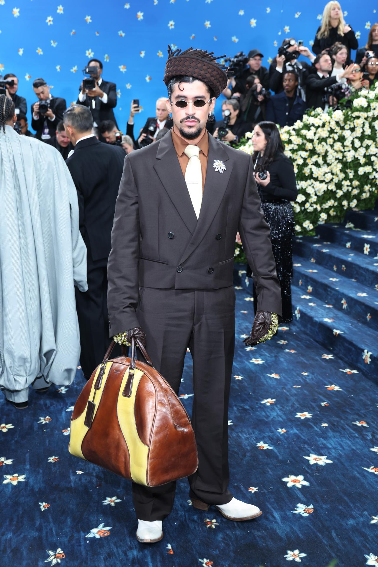 NEW YORK (United States), 05/05/2025.- Bad Bunny poses on the red carpet for the 2025 Met Gala, the annual benefit for the Metropolitan Museum of Art's Costume Institute, in New York, New York, USA, 05 May 2025. The event coincides with the Met Costume Institute's spring 2025 exhibition ‘Superfine: Tailoring Black Style’ which will be on view from 10 May 2025 through 26 October 2025. (Nueva York) EFE/EPA/JUSTIN LANE