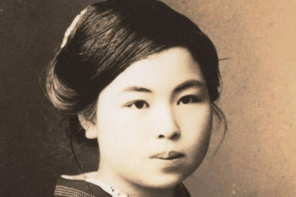 Kaneko Misuzu nació en Senzaki-mura (Japón) en 1903. Vivió 27 años y escribió poesía en torno a su infancia.