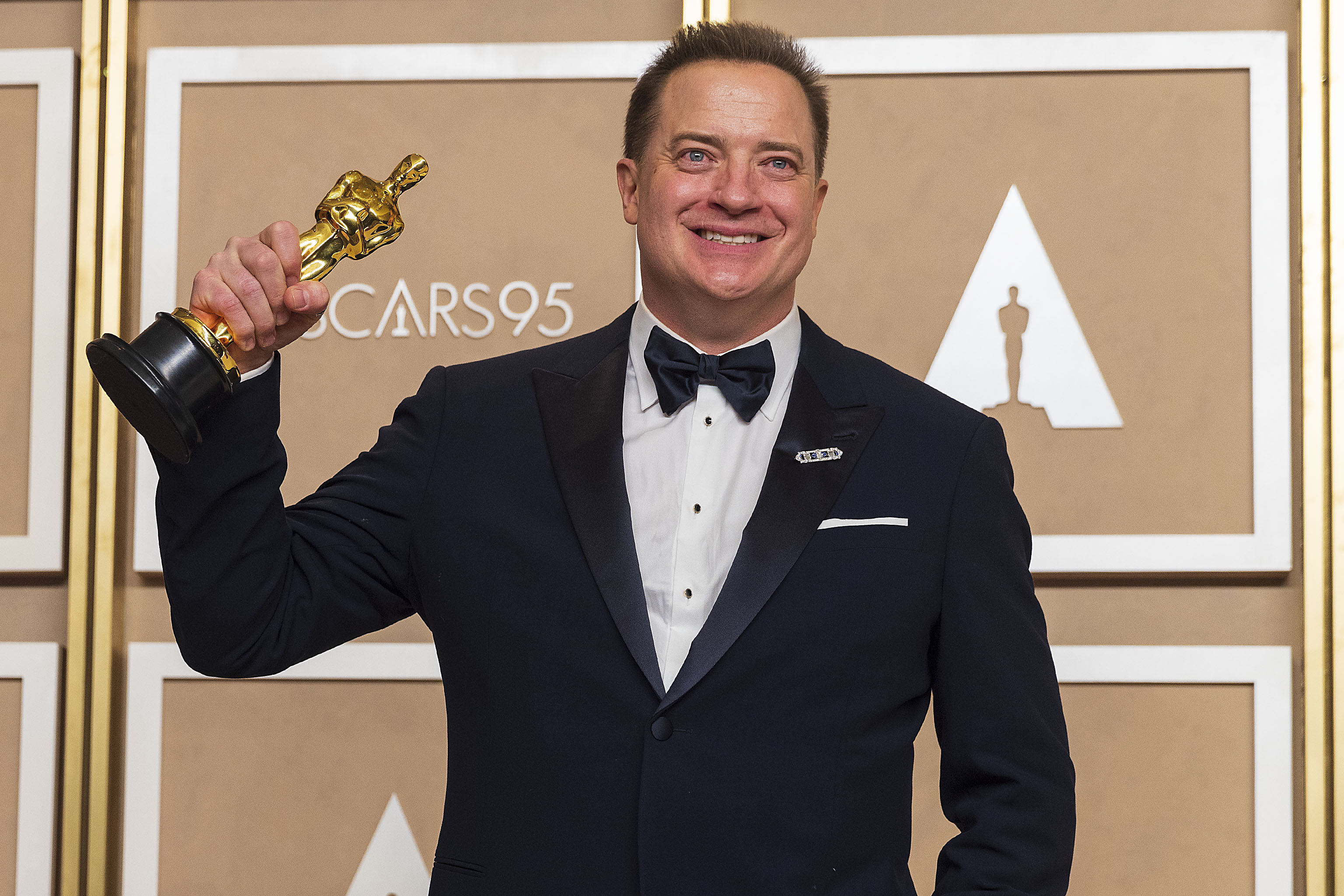 AME1895. HOLLYWOOD (ESTADOS UNIDOS), 12/03/2023.- Brendan Fraser posa con su premio Óscar en la sala de prensa de la ceremonia de los Premios de la Academia, hoy, en el teatro Dolby de Hollywood (EE.UU.). Brendan Fraser ganó esta noche el óscar al mejor actor por su papel de un profesor de inglés con obesidad mórbida en la película "The Whale", de Darren Aronofsky. EFE/ Armando Arorizo