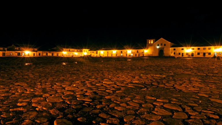Este pueblo, fundado en 1572, es conocido por sus calles empedradas y viviendas de fachada blanca. A sus alrededores se puede visitar el múseo El Fósil y el Parque Arqueológico de Moniquirá o “El infiernito”.