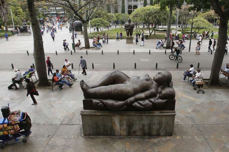 Fotografía de algunas de las esculturas del artista colombiano Fernando Botero, el 17 de abril de 2022, en la Plaza Botero, en Medellín (Colombia). El pintor, dibujante y escultor colombiano Fernando Botero, uno de los artistas más importantes del siglo XX, celebrará este martes 90 años de vida rodeado de su familia en la localidad italiana de Pietrasanta y haciendo lo que más le gusta en este momento: pintar acuarelas. EFE/ Luis Eduardo Noriega A.