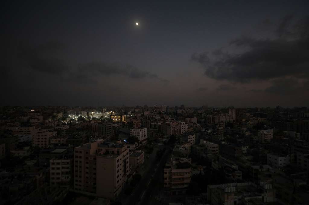 -FOTODELDÍA- GAZA, 24/10/2023.- El hospital Al Shifa aparece iluminado este martes en la Ciudad de Gaza. El ministerio palestino de Sanidad ha advertido que los generadores eléctricos dejarán de funcionar en los próximos días debido a la escasez de combustible, mientras que ya 32 centros de salud están fuera de servicio tras los ataques aéreos israelíes. EFE/MOHAMMED SABER