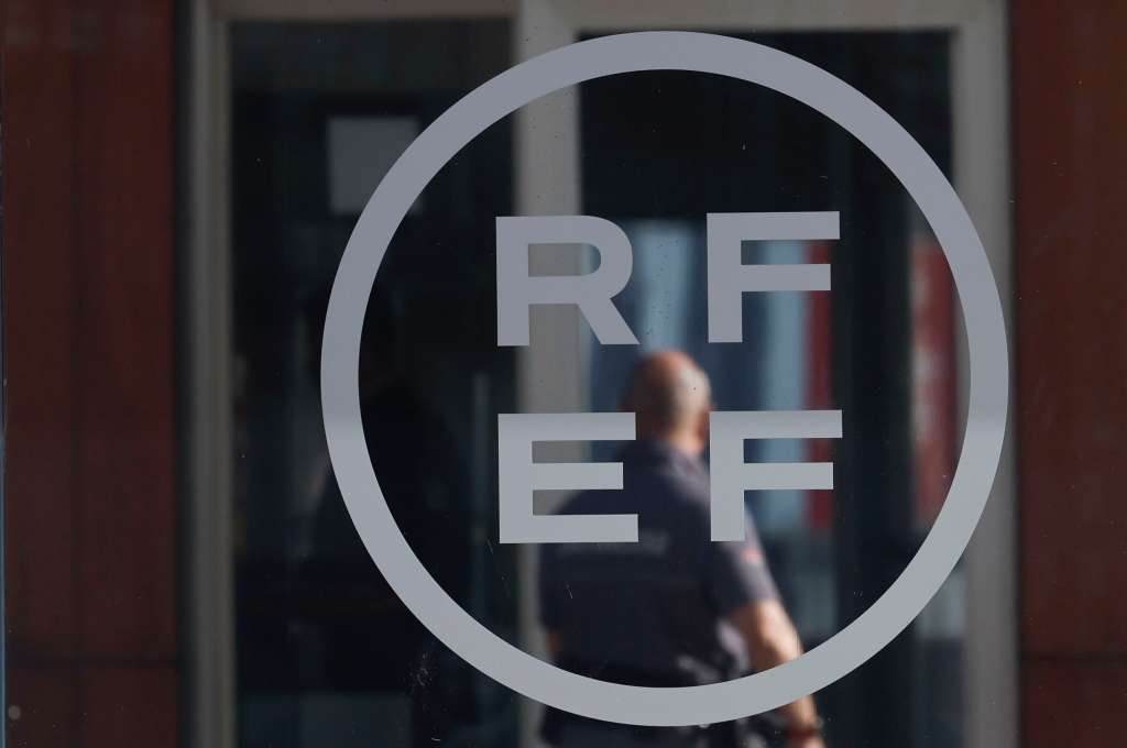 MADRID, 25/08/2023.- Sede de la Real Federación Española de Fútbol (RFEF), este viernes. Luis Rubiales presenta finalmente este viernes su dimisión como presidente de la RFEF tras la cascada de críticas y presiones por su comportamiento en la final del Mundial femenino de fútbol y el beso en la boca que dio a la jugadora Jenni Hermoso. EFE/ Sergio Pérez