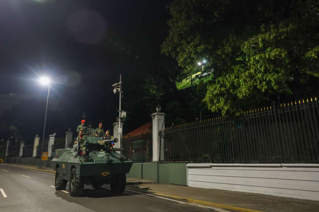Caracas, 03/01/2026.- Militares custodian las inmediaciones del Palacio Presidencial de Miraflores tras varias detonaciones y explosiones en la madrugada de este sábado en Caracas, en unos momentos en que Venezuela ha denunciado "amenazas" del Gobierno del presidente de Estados Unidos, Donald Trump, por el despliegue militar en el Caribe y las advertencias de ataques terrestres. EFE/Miguel Gutiérrez