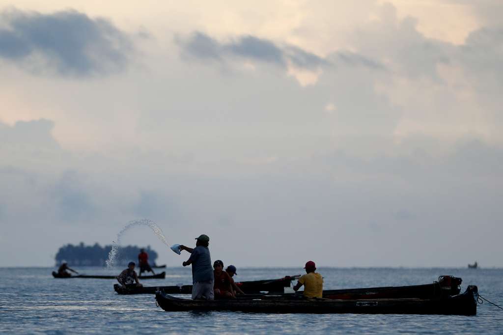 -FOTODELDÍA- AME2480. GUNA YALA (PANAMÁ), 07/06/2024.- Fotografía fechada el 29 de mayo de 2024 de indígenas pescan en la Comarca de Guna Yala en Panamá. La producción pesquera y acuícola mundial alcanzó en 2022 un récord de 232,2 millones de toneladas con proyecciones de crecimiento de un 10 % para la próxima década, y con el reto para el sector de consolidarse como clave para la seguridad alimentaria global. EFE/ Bienvenido Velasco