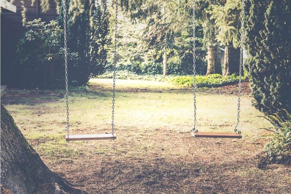 "El columpio vacío susurra en medio de los canarios. Las cadenas se detienen. Caigo de rodillas al piso, y me despido en silencio".