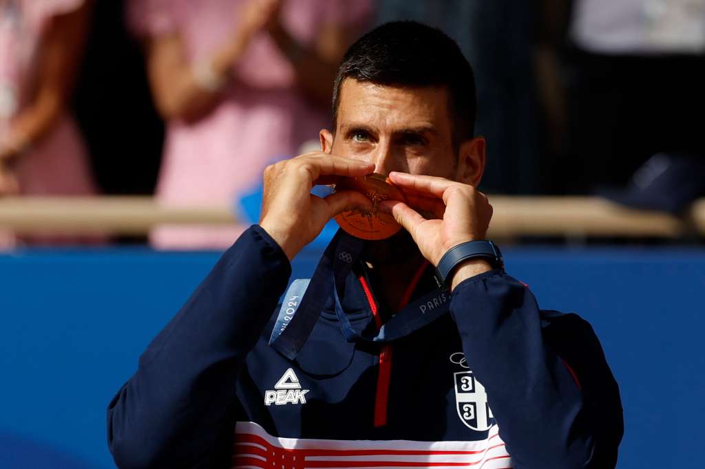 PARIS, 04/08/2024.- El tenista serbio Novak Djokovic posa con la medalla de oro en el podio tras la final individual masculina de tenis de los Juegos Olímpicos de París 2024 este domingo, en la capital gala. EFE/Juanjo Martín