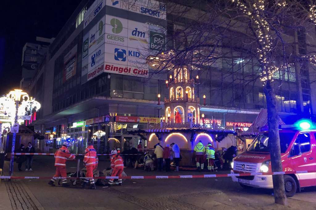 CORRECTION / Firefighters and rescue personnel cordon off the area next to a Christmas market, where a car crashed into a crowd injuring between "60 and 80 people", according to a spokesman for the local rescue service, on December 20, 2024 in Magdeburg, eastern Germany.