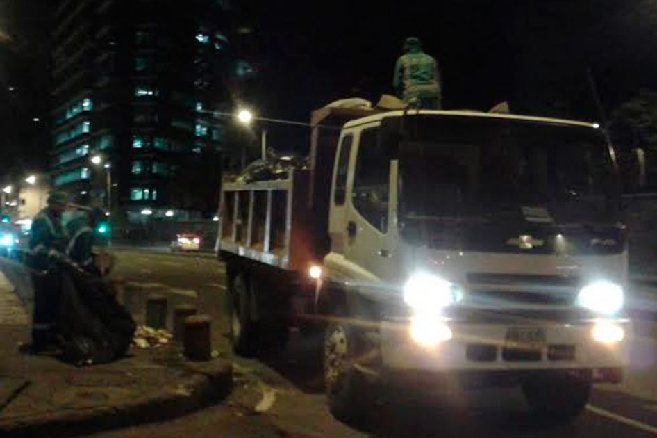 Volqueta recogiendo basura domiciliaria en la carrera Séptima con calle 63 este viernes 14 de marzo a la 1:19 a.m.