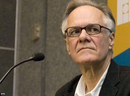 Fernando Vallejo opina: "El coronavirus dejará de propagarse cuando la inmunidad de grupo, la del rebaño, lo detenga". / EFE